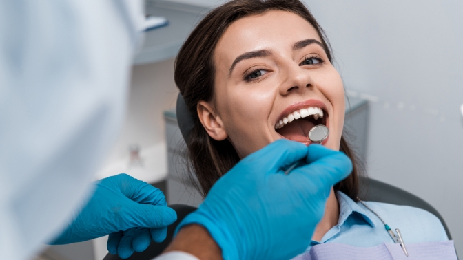 Чистка зубов и лечение